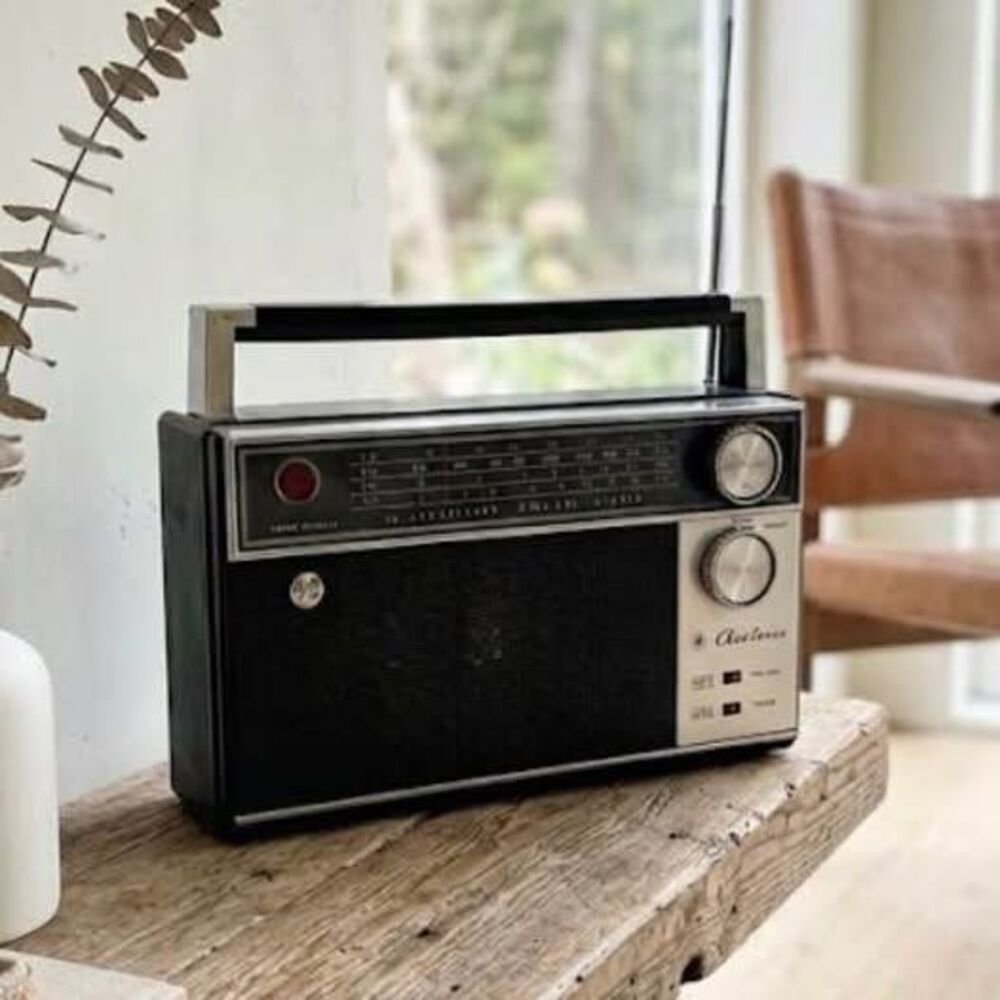Vintage Airline 14 Transistor 4 Band Radio FM/AM